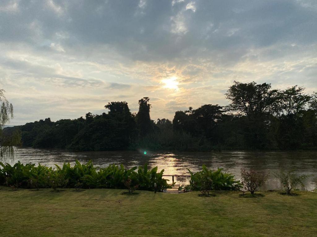 Ruen Maihom Riverside Cottage Kancsanaburi Kültér fotó