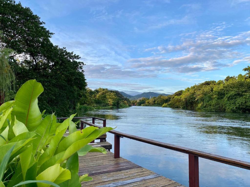 Ruen Maihom Riverside Cottage Kancsanaburi Kültér fotó