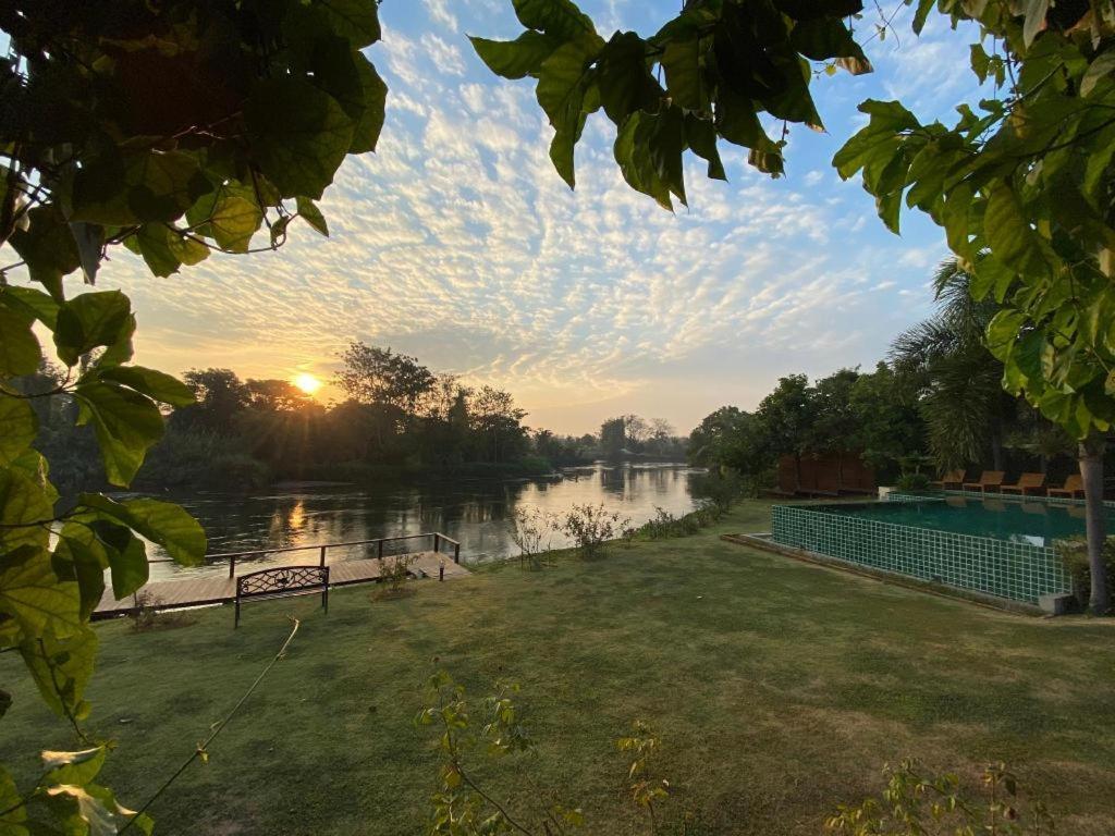 Ruen Maihom Riverside Cottage Kancsanaburi Kültér fotó