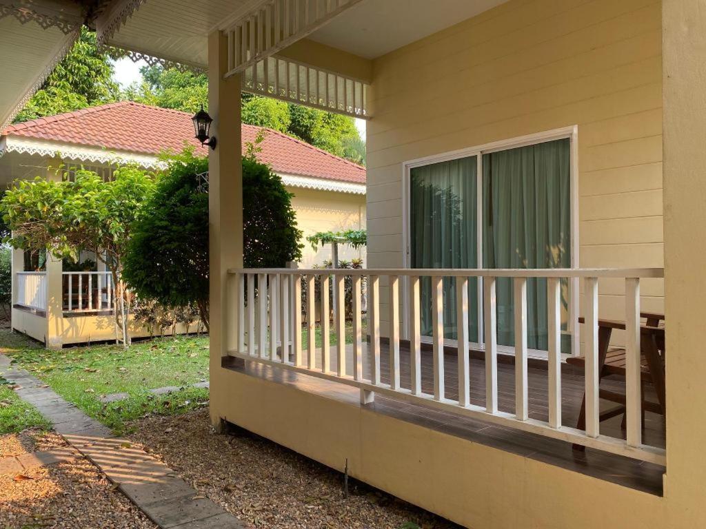 Ruen Maihom Riverside Cottage Kancsanaburi Kültér fotó