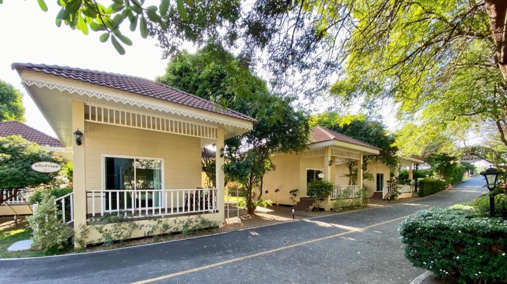 Ruen Maihom Riverside Cottage Kancsanaburi Kültér fotó